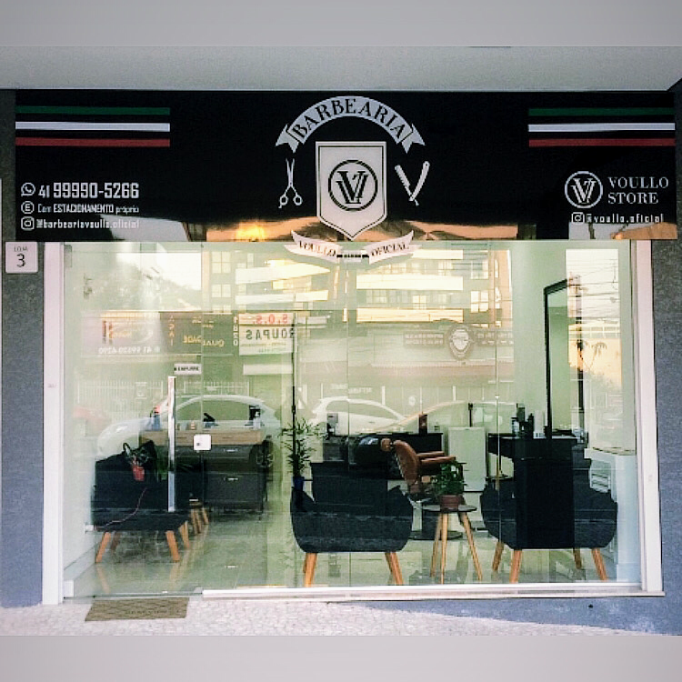 Vitrine da Barbearia Voullo com a poltrona de atendimento à vista