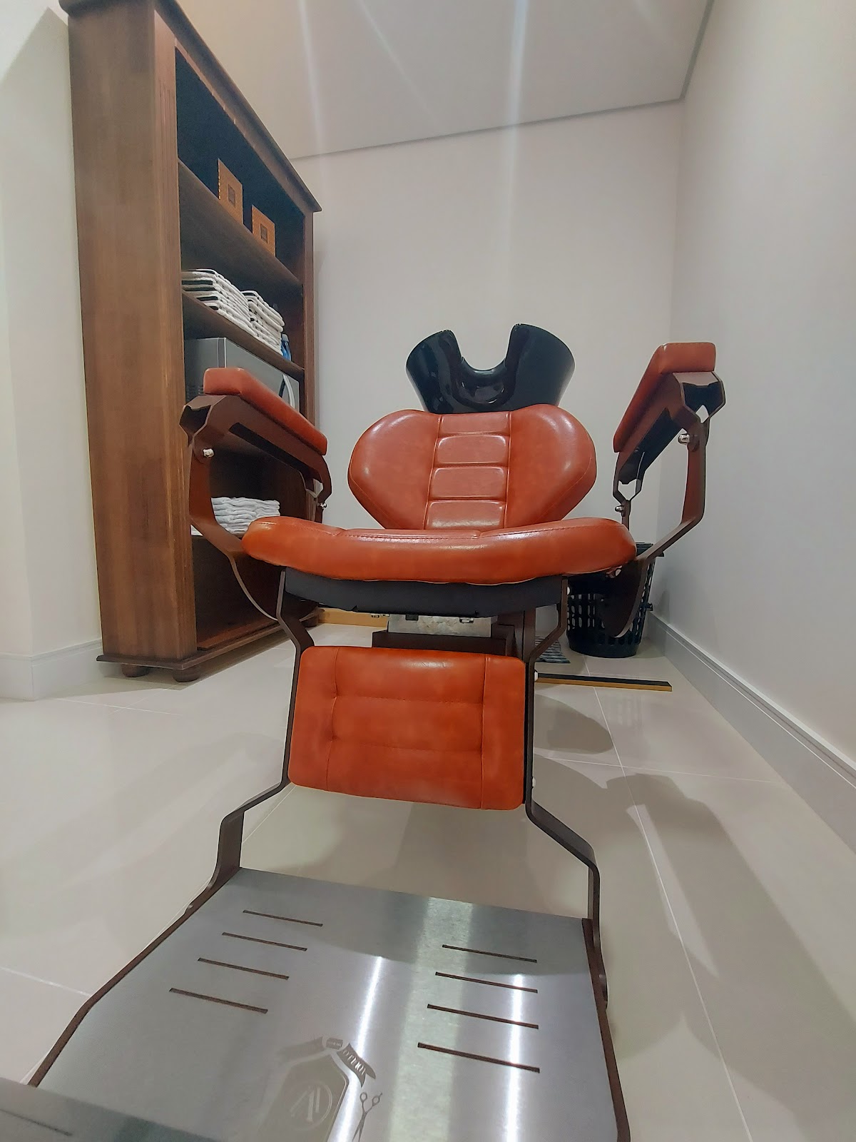 Poltrona e armário organizado da Barbearia Voullo